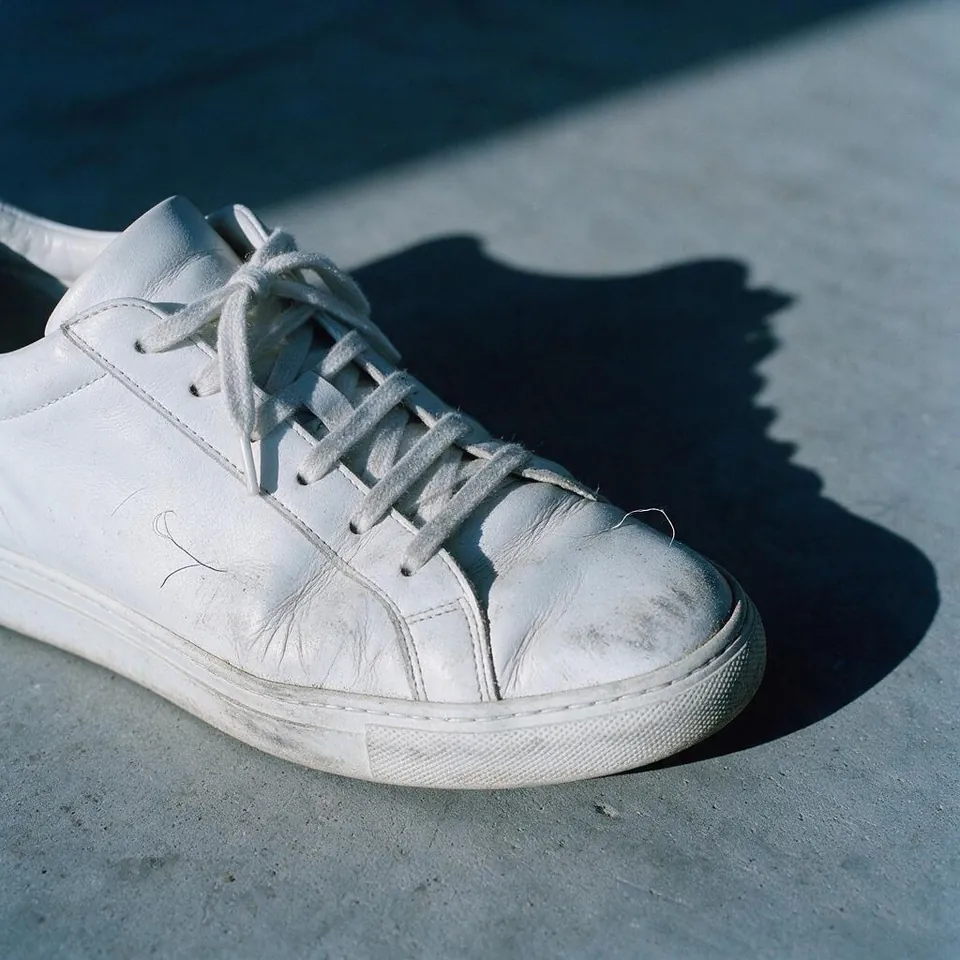 Sneaker · Scheuerstellen, Falten, Studiograu (Produktfoto)