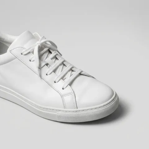 Sneaker · Scheuerstellen, Falten, Studiograu